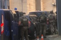 Под здание СБУ приехали несколько машин с оперативниками НАБУ 
