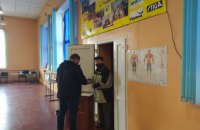 В Донецкой области избиратели приходят на участки с брендированными масками от кандидата
