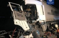 Біля Березані водій фури влетів у дві припарковані вантажівки