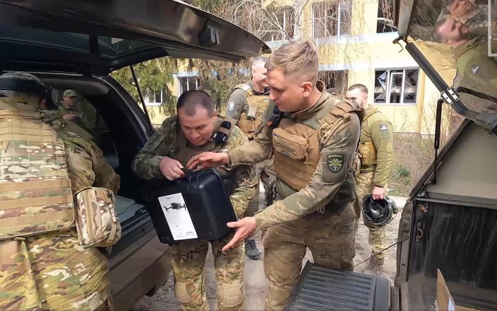 Волонтери "Української команди" привезли на передову для "Чорних Запорожців" 12 безпілотників