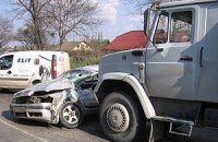 В Киеве столкнулись два грузовика и легковушка