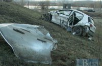 В Киеве автомобиль слетел со склона на Южном мосту