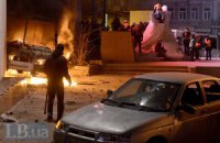 На Грушевского в ход пошли коктейли Молотова. Горит еще один автомобиль