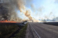 Из-за пожара на полях возле Ровно пришлось ограничить проезд по двум дорогам