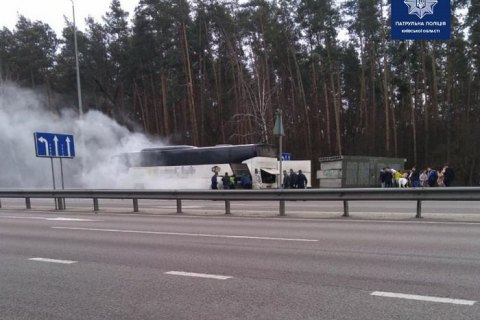 На въезде в Киев загорелся автобус с пассажирами, пострадавших нет