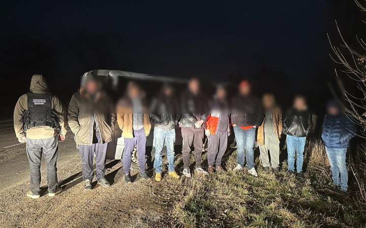 8000 євро за невдалий тур до Молдови: на кордоні зупинили мікроавтобус із нелегалами