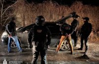 ГБР задержало трех полицейских, которые удерживали мужчину в гараже и требовали у него $ 2,5 тысячи