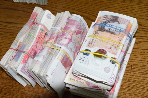 В коробках из-под конфет пытались вывезти из Украины 100 тыс. фунтов и 400 тыс. злотых