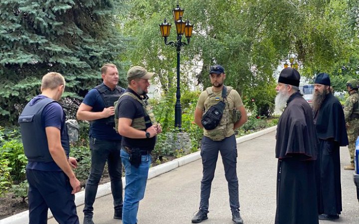 ​З території Святогірської лаври вдалось евакуювати 17 мирних жителів