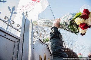 Тимошенко в колонию передали букет из 100 тюльпанов и роз