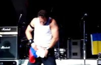 Скандал: лидер Bloodhound Gang помочился на украинский флаг, а российский - засунул в трусы