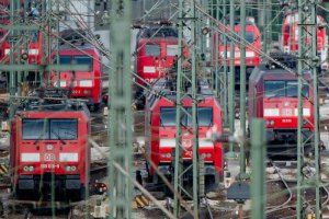 ​В Германии забастовка железнодорожников остановила 90% поездов