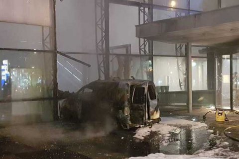 В Амстердаме микроавтобус въехал в здание газеты De Telegraaf