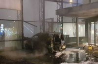 В Амстердаме микроавтобус въехал в здание газеты De Telegraaf