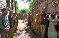«Коли треба до когось звернутися, то звертаємося до Бога». Як святкують Великдень військові на Донеччині