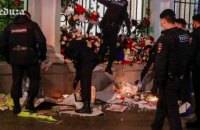 В Москве полицейские растоптали мемориал у посольства Беларуси