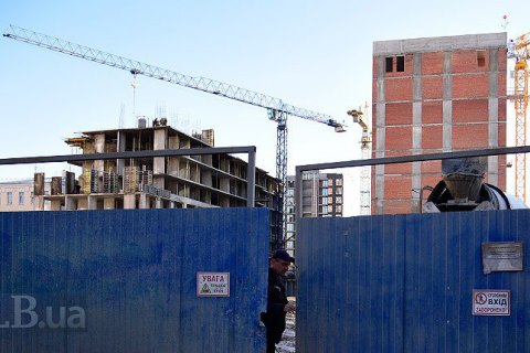 На месте застройки Сенного рынка произошла стычка между народными депутатами, активистами и охраной (дополнено)