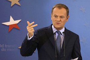 ​Туск пригласил Азарова на открытие стадиона в Варшаве