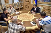 Порошенко та волонтери готують наступ на контрабанду в зоні АТО