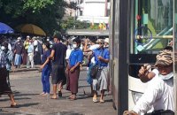 Вооруженные сторонники военного переворота в Мьянме атаковали митингующих