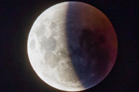 Самое продолжительное почти за 600 лет лунное затмение онлайн