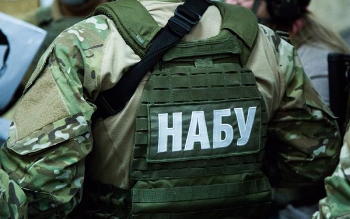 НАБУ і САП повідомили про підозру адвокату, який вдавав із себе помічника судді Вищого антикорсуду