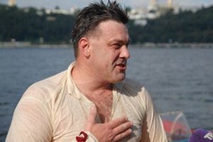 Тягнибок в вышиванке переплыл Днепр