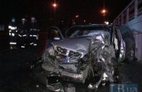 ​В Киеве на Наднепрянском шоссе такси врезалось в мусоровоз