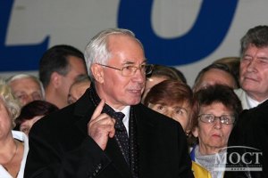 Азаров поїхав у Білу Церкву перерізати стрічки