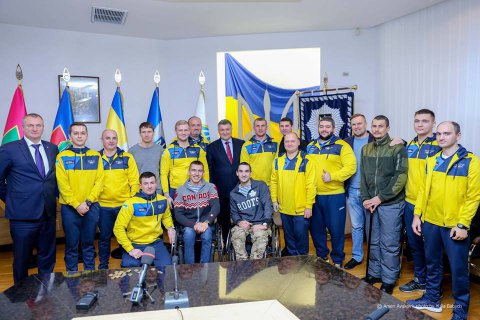 Аваков вручил наградное оружие участникам "Игр Непокоренных" 