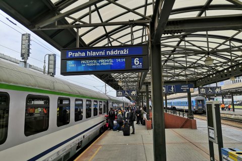 Из Праги выезжают домой 900 украинцев, - посол