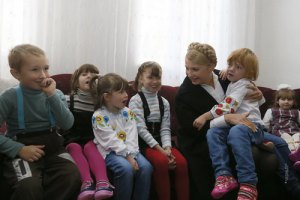Тимошенко проведала детей-сирот, которых пытались вывезти в Россию