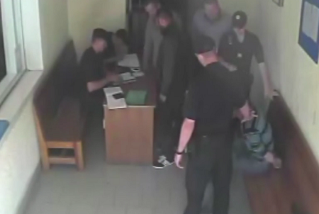 В Виннице задержанный мужчина разбил головой стекло в отделе полиции