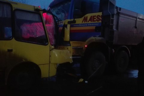 В Киевской области фура врезалась в маршрутку