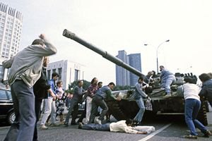Путин выделил спецвыплаты семьям погибших в путче 1991 года