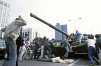 Путин выделил спецвыплаты семьям погибших в путче 1991 года