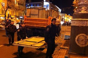 Милиция преградила Крещатик железными щитами