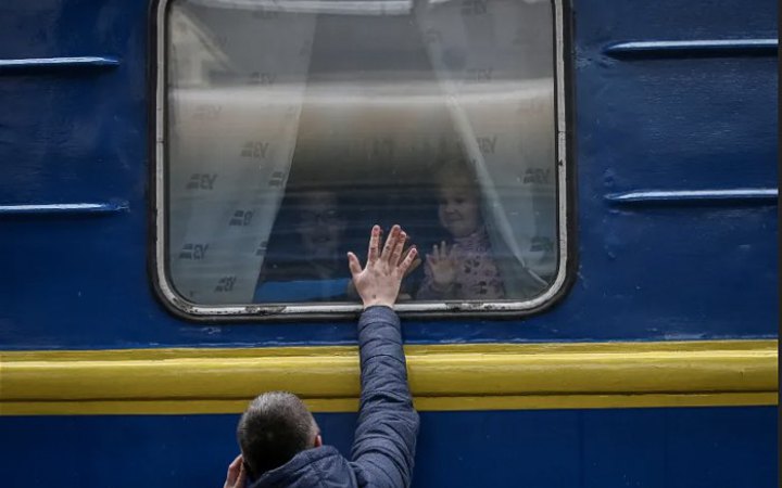 Наші за кордоном: як залишатися на звʼязку з українцями, які виїхали 