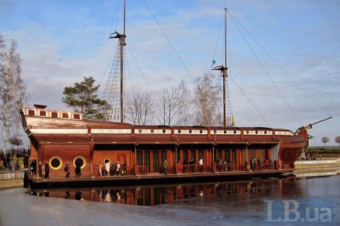 Суд арестовал плавучий ресторан Януковича в Межигорье