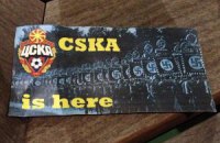 Фаны ЦСКА обклеили Манчестер стикерами со свастикой? 