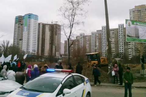 Озеро на Позняках в Киеве начали засыпать