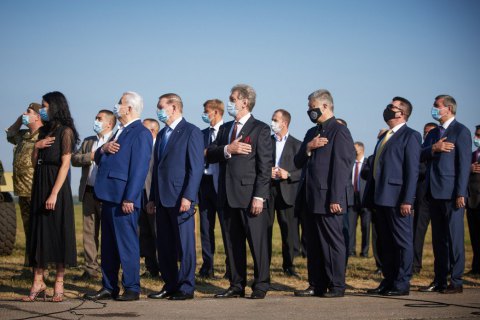 Зеленский собрал четырех президентов на "линейке чести и памяти"