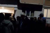 У Чернівцях сусіди хворого на коронавірус влаштували протест, вимагаючи ізолювати його дружину
