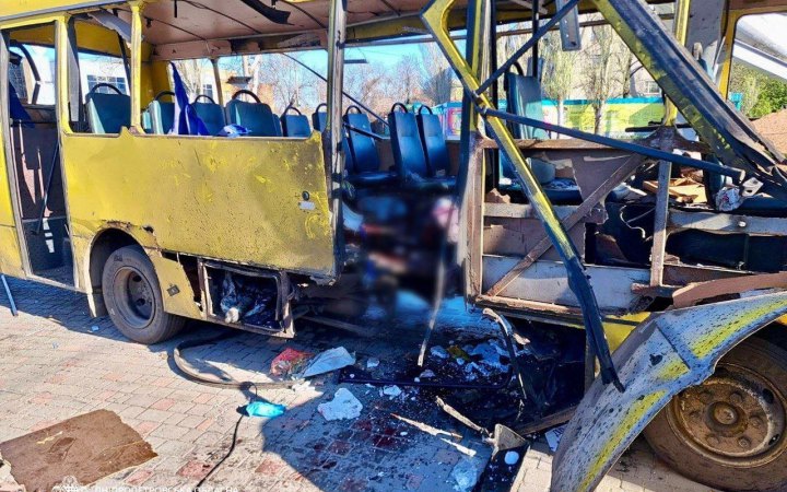 Росіяни атакували автобус із людьми у Нікополі. Є загиблі і поранені (доповнено)