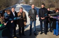 Омелян и Яценюк осмотрели ход реконструкции моста на Житомирщине, который не ремонтировался 54 года