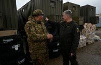 Порошенко передав бригаді десантників 5 вантажівок DAF з мобільними лазнями