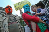 На митинге в поддержку Pussy Riot в Киеве собралось до сотни людей