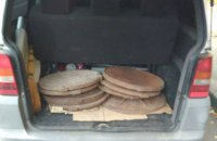 Патрульные задержали Mercedes, в котором было 14 украденных канализационных люков