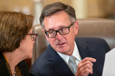 Віцеголова ФРС оголосив про відставку після скандалу з торгівлею акціями