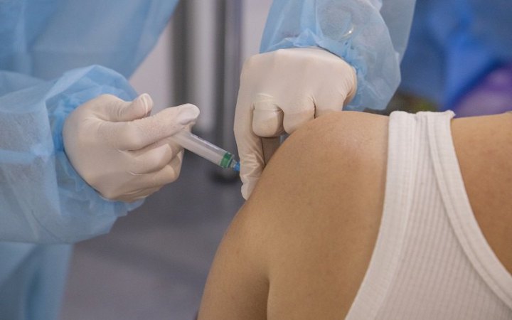 Єврокомісія схвалила використання бустерної вакцини від BioNTech-Pfizer